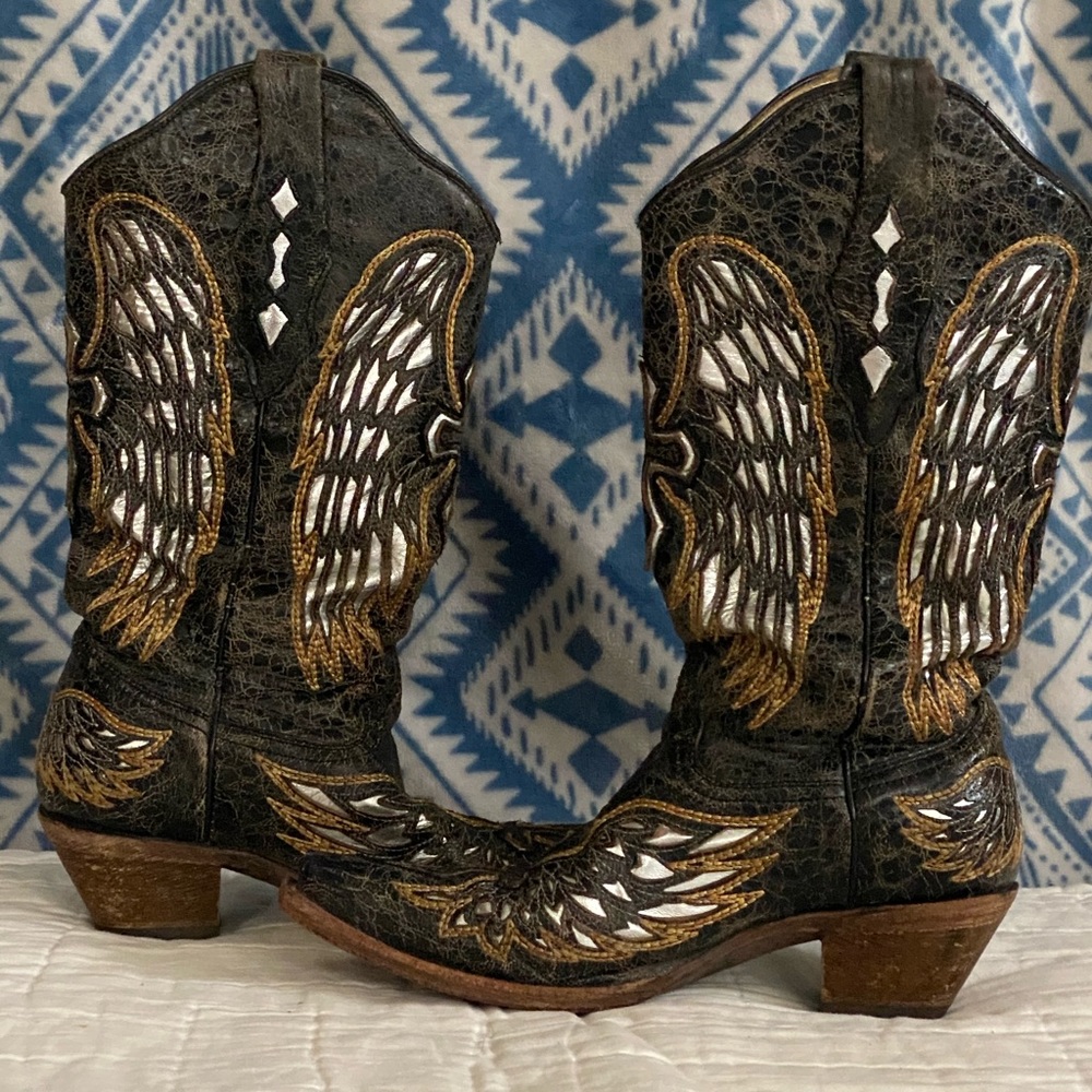 Corral Angel Wing Boots sz7. Great shape. Distressed look with gold/silver inlay